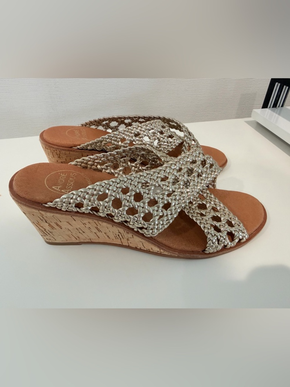 Andre Assous pale metallic gold Woven wedge Sandals NEVER WORN Size 7